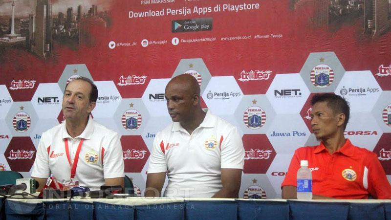 Paulo%20Camargo%20%28paling%20kiri%29%20dalam%20jumpa%20pers%20setelah%20Trofeo%20Persija.